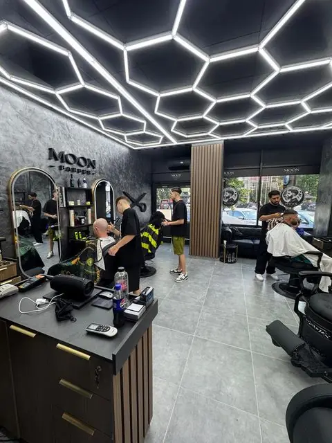 Interiorul salonului Moon Barber, lumini hexagonale