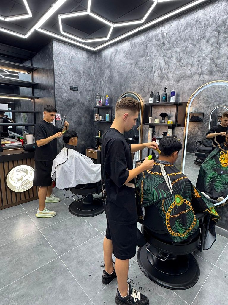 Moon Barber — frizeri la lucru